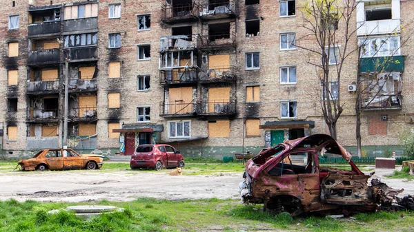 一辆被炮弹击中的破烂不堪的乌克兰平民汽车停在一座被毁房屋的院子里 俄罗斯和乌克兰之间的战争 一辆被遗弃的汽车的残骸 — 图库照片