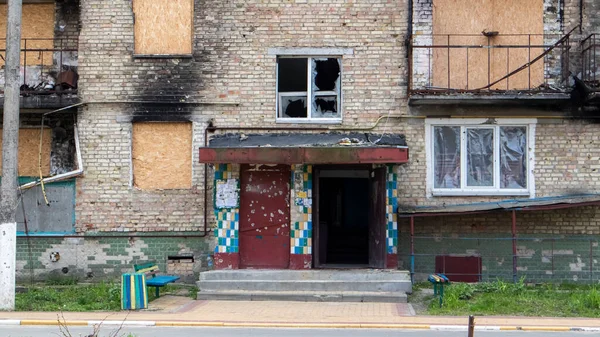 在一座多层住宅大楼里烧毁公寓 乌克兰战争的后果 被炮弹损坏的建筑物 空袭后被炸毁的公寓楼 — 图库照片