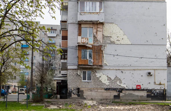 在一座多层住宅大楼里烧毁公寓 乌克兰战争的后果 被炮弹损坏的建筑物 真正令人毛骨悚然的乌克兰战争镜头其余的财产 — 图库照片