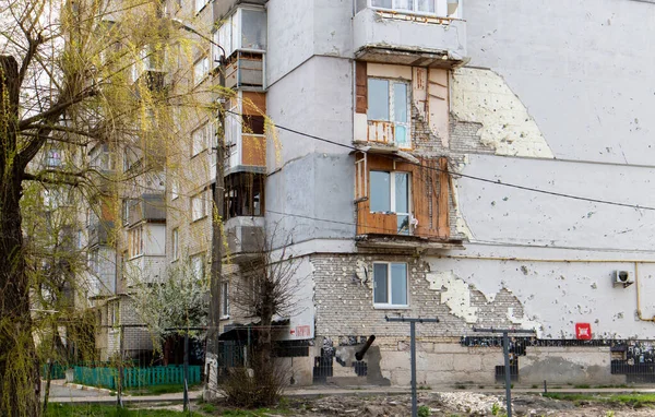 在一座多层住宅大楼里烧毁公寓 乌克兰战争的后果 翻译庇护所 被炸毁的住宅大楼 乌克兰 2023年4月29日 — 图库照片