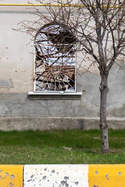 Zerstörte Und Beschädigte Fenster Dem Gebäude Infolge Des Krieges Die — Stockfoto