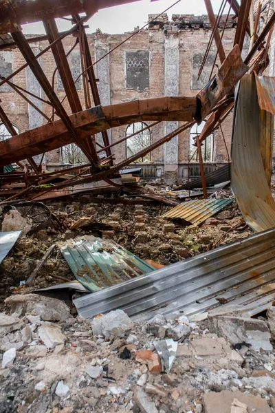 Şehirdeki kültür evinin bombalandığı bina. Rusya 'nın Ukrayna' ya karşı savaşı. Binanın içindeki yıkılmış kirişler, topçu mermisi, roket ya da hava bombasıyla vurulmuş.