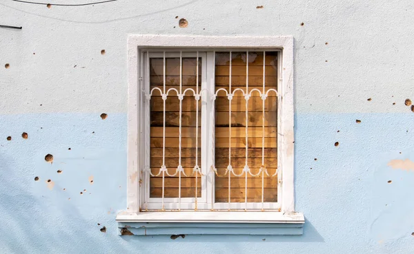 Die Gebäude Wurden Von Beschuss Getroffen Eingeschlagene Fenster Und Beschädigte — Stockfoto