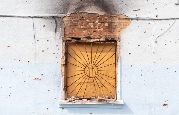 Die Gebäude Wurden Von Beschuss Getroffen Eingeschlagene Fenster Und Beschädigte — Stockfoto