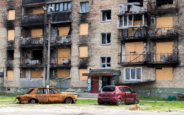 爆炸后烧毁的汽车停在一座被毁房屋的院子里 俄罗斯和乌克兰之间的战争 炮击后的汽车碎片 — 图库照片