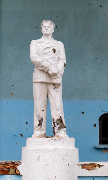 Das Denkmal Für Den Sowjetischen Metallurgen Wurde Durch Beschuss Beschädigt — Stockfoto