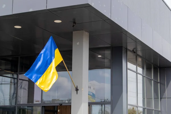 Flaga Narodowa Ukrainy Trzepocze Wietrze Maszcie Flagowym Budynku Niebiesko Żółte — Zdjęcie stockowe