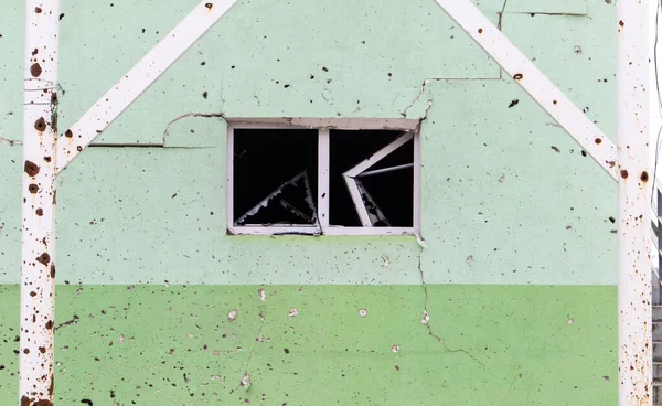 Die Mauer Eines Von Raketenteilen Zerstörten Gebäudes Einem Kriegsgebiet Beschädigte — Stockfoto
