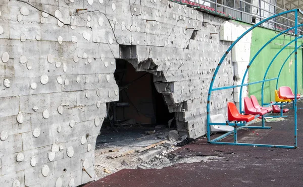 Война Украине Сломанные Пластиковые Скамейки Болельщиков Трибуне Разрушенном Футбольном Стадионе — стоковое фото