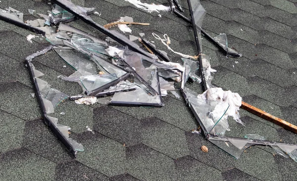 嵐の後壊れた屋根 壊れたガラスと窓枠で強いハリケーンの後に破損した屋根のある大きな建物 ロイヤリティフリーのストック画像