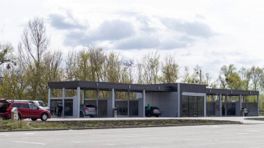 Açık havada yüksek basınçlı oto yıkama servisi. Açık oto yıkama servisi fotoğrafı, dışarıda oto yıkamada basınçlı suyla elle yıkama.