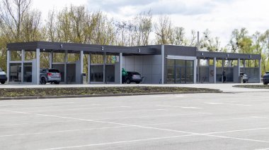 Açık havada yüksek basınçlı oto yıkama servisi. Açık oto yıkama servisi fotoğrafı, dışarıda oto yıkamada basınçlı suyla elle yıkama.