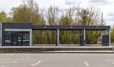 Açık havada yüksek basınçlı oto yıkama servisi. Açık oto yıkama servisi fotoğrafı, dışarıda oto yıkamada basınçlı suyla elle yıkama.