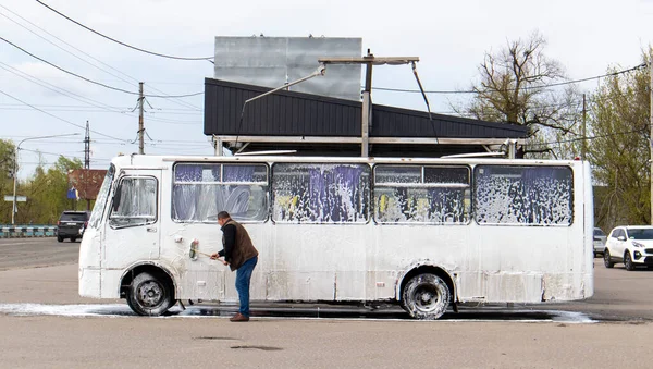 Stor Vit Buss Skum Vid Självbetjäning Biltvätt Extern Tvätt Kollektivtrafikbussar — Stockfoto