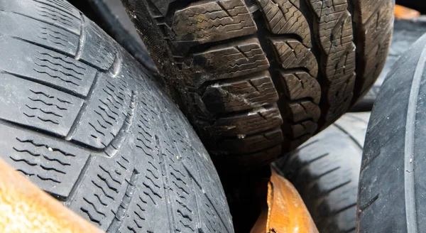 中古タイヤやゴムタイヤの処理のための産業ダンプ ゴムリサイクルのための古いタイヤやホイールの山 タイヤ ダンプ 使用済みタイヤのリサイクル 再生タイヤゴムの製造 — ストック写真