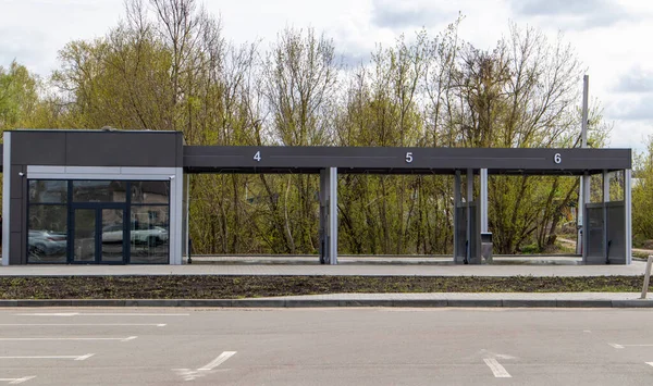 Açık havada yüksek basınçlı oto yıkama servisi. Açık oto yıkama servisi fotoğrafı, dışarıda oto yıkamada basınçlı suyla elle yıkama.