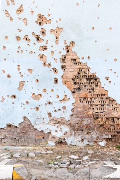 戦争地帯のロケットの破片によって攻撃された建物の壁 壁を塞いで 爆撃された建物のファサード ウクライナでの武力紛争 砲撃による家屋への損害 ロイヤリティフリーのストック写真