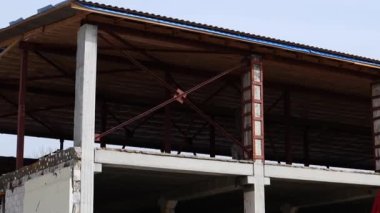 Ukrayna başkentinin banliyölerinde terk edilmiş bir alışveriş merkezi. Bombalamadan sonra sivil bir nesne havaya uçtu ve yandı. Ukrayna 'daki savaşın korkunç sonuçları