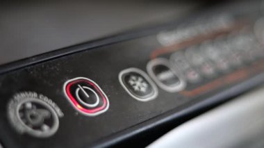 Kapağı kapalı kirli elektrikli ızgara. Ev mutfağında kirli elektrikli soba. Paslanmaz çelik ev aletleri. Sağlıklı yemek. Yağsız ve yağsız yemek.