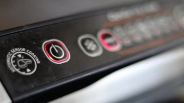Elektrikli ızgara güç ayarlama göstergeleri ve güç düğmesi. Bifteğin donesite derecesi. Izgarayla bağlantı kur. Ev mutfağında yemek yapmak.