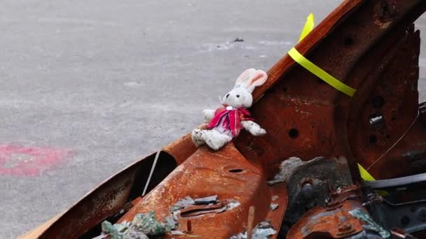 Zbliżenie Zabawki Dla Dzieci Ruinach Pożarze Miękka Zabawka Wśród Samochodów — Wideo stockowe