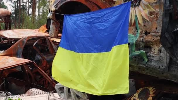 Bandeira Nacional Ucrânia Contra Fundo Ruínas Metal Enferrujado Carros Destruídos — Vídeo de Stock