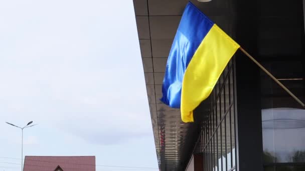 Державний Прапор України Пурхає Вітром Флагштоку Будівлі Блакитні Жовті Кольори — стокове відео