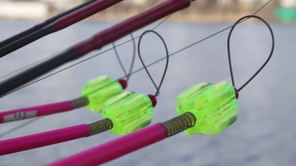 Сигналізація Укусу Висить Рибальському Стрижні Фоні Води Риболовля Під Час — стокове відео