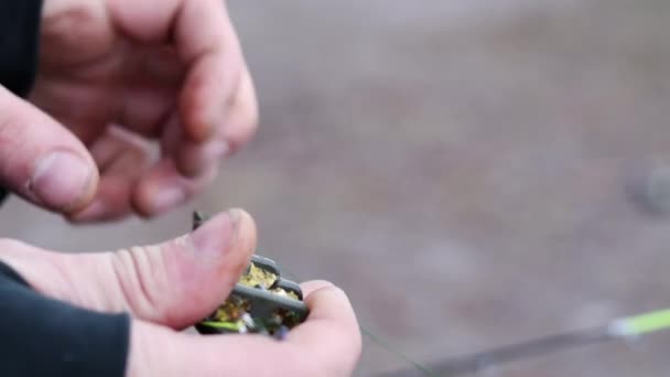 Handen Van Een Onherkenbare Mannelijke Visser Breien Ontrafelen Visgerei Met — Stockvideo