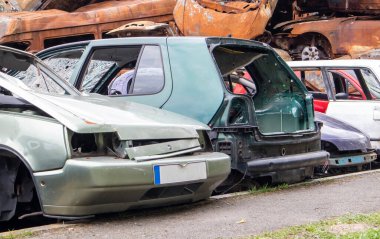 Benzin istasyonunun otoparkındaki trafik kazasından sonra bir sürü kırık araba. Açık artırmada sigorta acil durum araçları satışı