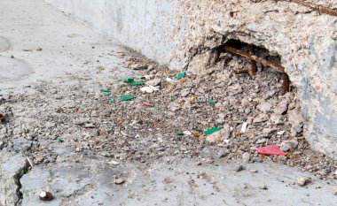 Ukrayna 'da savaş. Roket saldırısı sonucu futbol stadyumu havaya uçtu. Tribünlerdeki taraftarlar için kırık banklar. Stadyumun yıkılmış tribünleri. Kırık taraftar koltukları