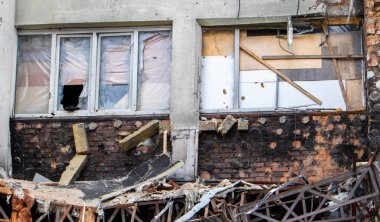 Topçu bombardımanından kaynaklanan patlama ve şarapnel nedeniyle yerleşim yerleri binaları, pencereler ve balkonlar hasar gördü. Şehrin askeri operasyonlarla tahrip edilmesi, savaşın sonuçları.
