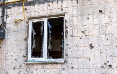 Topçu bombardımanından kaynaklanan patlama ve şarapnel nedeniyle yerleşim yerleri binaları, pencereler ve balkonlar hasar gördü. Şehrin askeri operasyonlarla tahrip edilmesi, savaşın sonuçları.