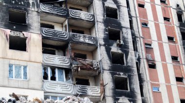 Topçu bombardımanından kaynaklanan patlama ve şarapnel nedeniyle yerleşim yerleri binaları, pencereler ve balkonlar hasar gördü. Şehrin askeri operasyonlarla tahrip edilmesi, savaşın sonuçları.