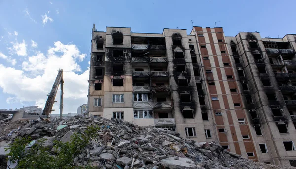 stock image Excavator with hydraulic crusher at the demolition of a residential building. City renewal. Dismantling, destruction of a high-rise multi-storey building for reconstruction. Debris clearing