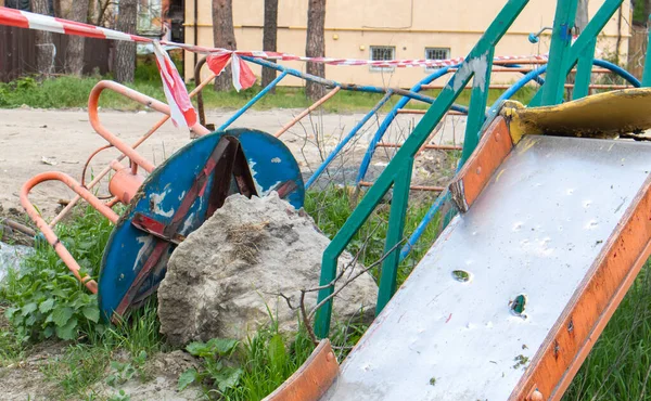 爆炸后受到影响的多层住宅建筑 房屋废墟前的一个操场被毁了 乌克兰的战争概念 导弹袭击的后果 — 图库照片