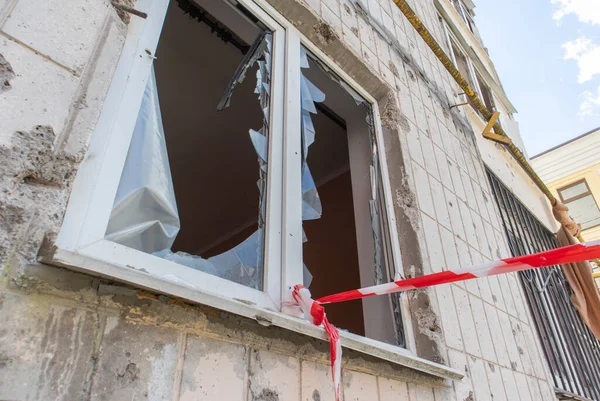 Edifícios Residenciais Janelas Varandas Foram Danificadas Pela Explosão Estilhaços Bombardeio — Fotografia de Stock