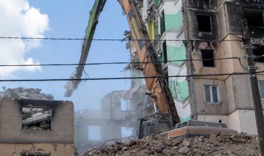 Binanın eski sökülme sürecinin yıkılması süreci. Kazı makinesi evi dağıtıyor. Harap olmuş konutların yıkılması. İnşaat kazıcısı tadilat için bir evi yıkıyor