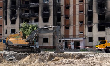 Binanın eski sökülme sürecinin yıkılması süreci. Kazı makinesi evi dağıtıyor. Harap olmuş konutların yıkılması. İnşaat kazıcısı tadilat için bir evi yıkıyor