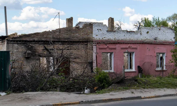 住宅建筑 不适宜居住的老房子倒塌的砖墙 — 图库照片