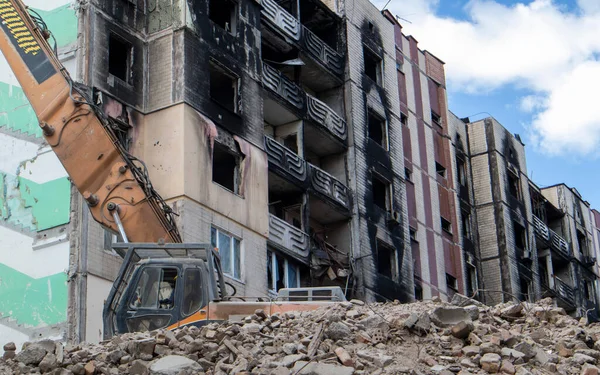 住宅の解体で油圧クラッシャーとショベル 都市の更新 復興のための高層マルチ階建ての建物の破壊 瓦礫の撤去 — ストック写真