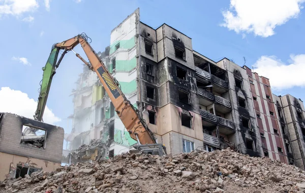 stock image Demolition of a high-rise building. The collapse of a residential building. Construction work on the demolition of multi-storey apartments. Excavator with hydraulic crusher