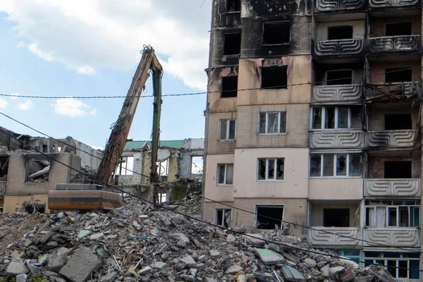 stock image Excavator with hydraulic crusher at the demolition of a residential building. City renewal. Dismantling, destruction of a high-rise multi-storey building for reconstruction. Debris clearing