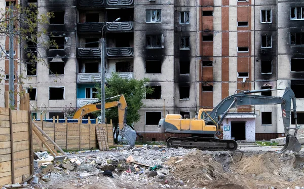 Facade Residential Abandoned Multi Storey Building Strong Fire Construction Excavator — Stock Photo, Image