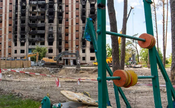 乌克兰战争 被毁了市中心的游乐场在占领一年后被俄罗斯导弹摧毁的一座高楼的废墟 — 图库照片