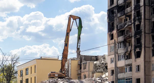 高層ビルの解体 住宅の建物の崩壊 複数階建てのマンションの解体工事 油圧クラッシャーとショベル — ストック写真