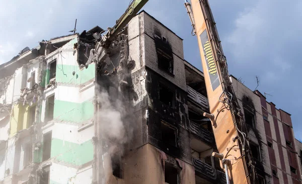 高層ビルの解体 住宅の建物の崩壊 複数階建てのマンションの解体工事 油圧クラッシャーとショベル — ストック写真
