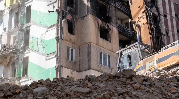 주거용 건물을 분쇄기를 발굴자 재개발 파괴적 재건을 건물의 파괴적 모습입니다 — 스톡 사진