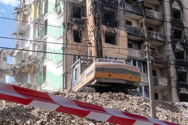 高層ビルの解体 住宅の建物の崩壊 高層マンションの解体工事 赤と白の警告テープで作られたフェンス — ストック写真
