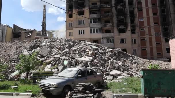 Розбитий Цивільний Автомобіль Дворі Будинку Війна Між Росією Україною Наслідки — стокове відео